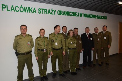 Komendant Główny SG z funkcjonariuszami SG 